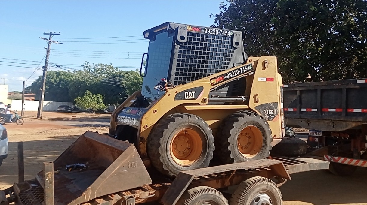 Bobcat em operação de escavação em Palmas - TO