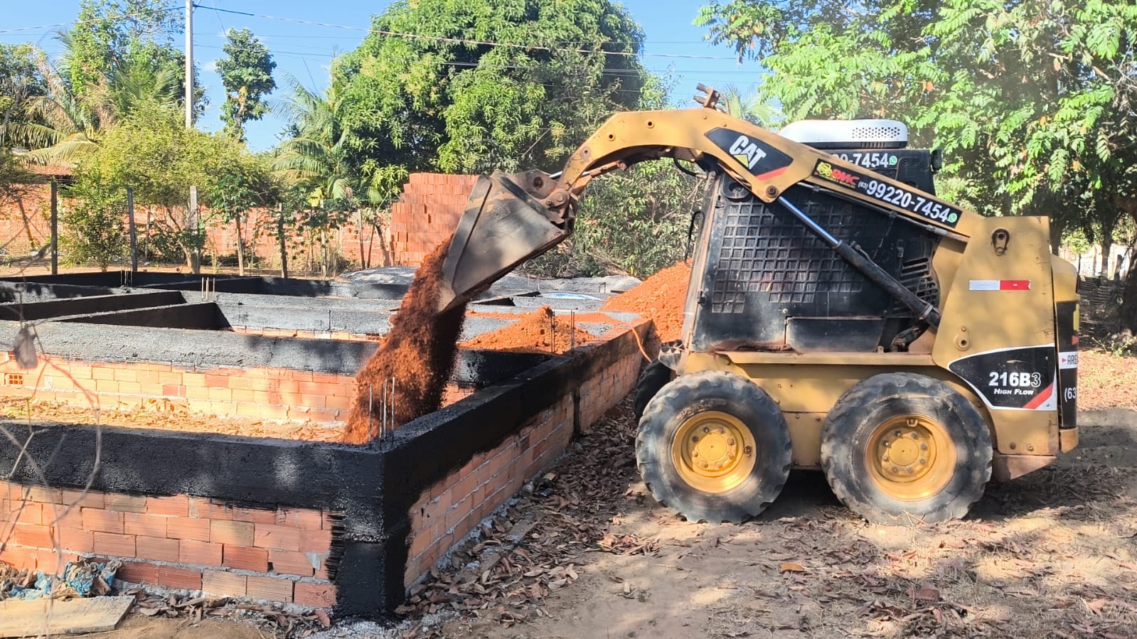 Bobcat em operação de escavação em Palmas - TO