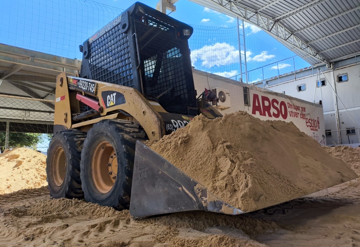 Bobcat em operação de demolição
