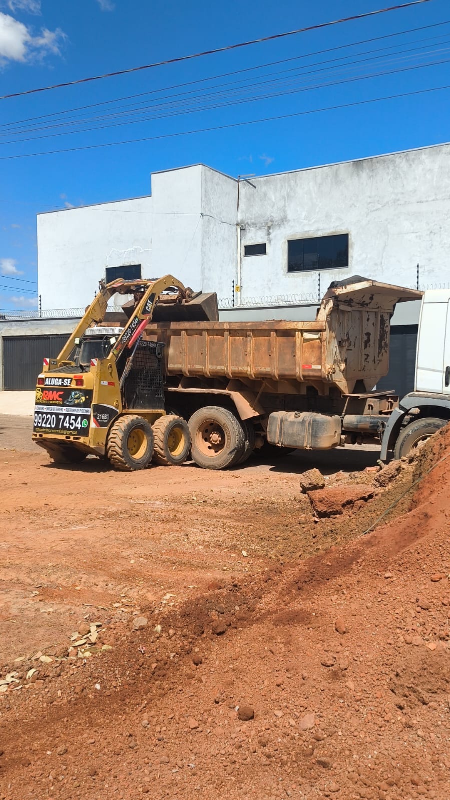 Serviço de carregamento com Bobcat